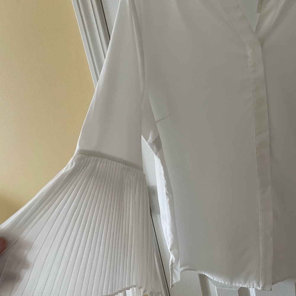 🤍 Chico’s White Blouse with Pleated Bell Sleeves Size 2 - Picture 4 of 6